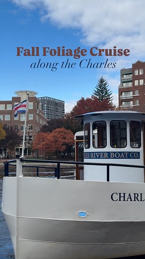 Fall is the Boston core. There’s something about this season that makes it so easy to slow down and connect. Few weeks back, we were cruising down the Charles surrounded by the colors of fall and the best kind of company. Couldn’t have asked for a better day! #fallinboston #fallfoliage #girlfriendsboston #adultfriendships | Girl Friends