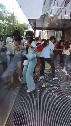 This is crazy. It feels like a zombie apocalypse, people fleeing for their lives 😱. The event was cancelled and switched to livestream instead. Damages and travel expenses will be covered by Zhang Linghe 😳.C‑fans are really on another level. I just hope this never happens to JiangLi. It puts everyone’s safety at risk, especially the artists.