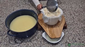 BIG Dutch Wooden Cheese Press - Cheese Making Kit (Wooden Cheese Press with Lever and 2 Cheese Molds 1,3 Qt, 2 Qt, 2 Cheeseclothes)-Cheese Press for Home Cheese Making pressure up to 400 lbs