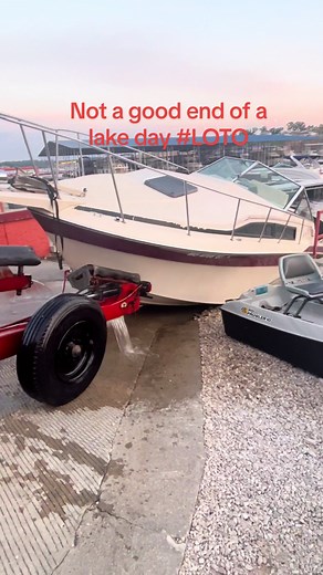 We were watching what we thought was a Ford saving the Chevy, it then took a turn for the worse. Only at the LOTO. Happy 4th of July folks #hammerdownboating #FORDTOUGH #Happy4th #LOTO #BoatingGoneWrong