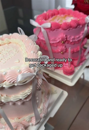 Get her what she wants!!! A beautiful cake for her special day 💗 👩🏽‍🍳 Victoria’s Desserts 📍Suburbs of Chicago 🔗 Link in bio to order #heartcake #rosecake #pinkcake #chicagobaker #foryou