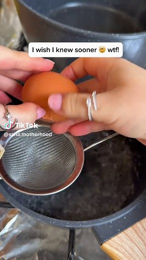 How to poach eggs the easy way 🤯 Learn the best simple method to poach eggs the easy way, without salt or vinegar. Soft yolks & quick breakfast! PS: If you’re worried about the pan • a quick rinse does the job (while it’s still hot) use a soft sponge. Or two dishwasher cycles... just to be safe #poachedeggs #simplerecipe #kitchenhack #easybreakfast #lifehacks Follow for lifehacks that actually work 🫶🏻 More hacks coming soon! ✨