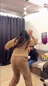 Adha adha kr lenge baad me 😂 #funnyvideo #comedy #couplecomedy #viral #trendingshorts #husbandwife