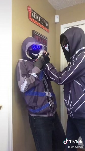 #darkbot has enough of #clarkbot stupidity. #bugslife #brothers #funny #classic