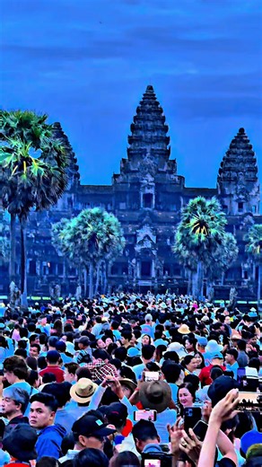 ភ្ញៀវទេសចរជាតិ និងអន្តរជាតិយ៉ាងច្រើនកុះករ បានអញ្ជើញមកទស្សនាមហាព្រឹត្តិការណ៍ «សមរាត្រីអង្គរ» ដ៏អស្ចារ្យ នាព្រឹកថ្ងៃទី២១ ខែកញ្ញា ឆ្នាំ២០២៦ ដើម្បីរង់ចាំគយគន់ទិដ្ឋភាពព្រះអាទិត្យរះចំអ័ក្សកណ្ដាលកំពូលប្រាសាទអង្គរវត្ត។ ក្រោមពន្លឺមាសនៃអរុណរះ ប្រាសាទអង្គរវត្តបានបង្ហាញសម្រស់ដ៏អស្ចារ្យនៃស្ថាបត្យកម្ម និងប្រាជ្ញាដ៏ឧត្តុង្គឧត្តមរបស់បុព្វបុរសខ្មែរ ដែលបន្សល់នូវអនុស្សាវរីយ៍មិនអាចបំភ្លេចបានជូនភ្ញៀវទេសចរ។ 🇰🇭🌅✨ «សមរាត្រីអង្គរ» មិនត្រឹមតែជាបាតុភូតធម្មជាតិដ៏កម្រប៉ុណ្ណោះទេ ប៉ុន្តែជាភាពអស្ចារ្យនៃអរិយធម៌ខ្មែរ និងជាព្រ