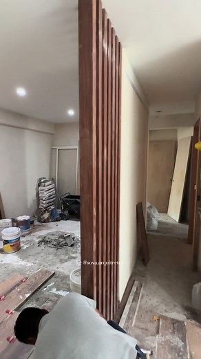 Colocación de celosía tipo madera ⚒️🪚 #construccion#arquitectura#diseño#interiorisml#celosia#colocaciondecelosia#pvc#madera#remodelacion