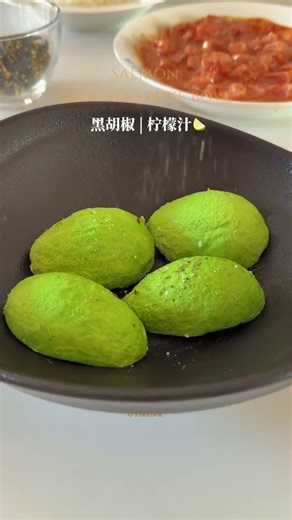 Salmon avocado bochi rice no fire cooking Juhaochi hot spring egg cooking method Add three