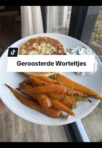 Kijk hier hoe je een zak wortels weg kan werken. 😌 Meng de wortels in olijfolie en zout. Wortels doe je op het bovenste rek van de oven, op 190 graden. Dan haal je ze eruit na 20 minuten, doe je er honing en peper overheen. Nog even in de oven voor 15 minuten en daarna kan je genieten! 😋🥕 #wortels #stoffigkoken #recept #foodtok #nederlands