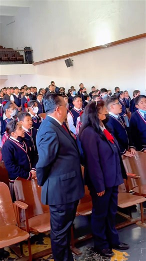 Nuestro himno es más que una melodía… es el eco de nuestra historia, de los valores que nos forman y del amor que sentimos por esta gran familia salesiana. 🎶💙 Cada nota nos recuerda quiénes somos y lo que llevamos en el corazón: la alegría, la fe y el compromiso de ser “buenos cristianos y honrados ciudadanos”. Cantarlo juntos es reafirmar nuestra identidad, nuestro orgullo y el espíritu del Colegio Salesiano Trinidad Sánchez Santos. 🙌✨ #colegiotss #OrgulloSalesiano #SomosSalesianos #ColegioT