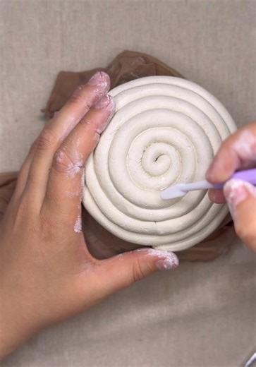 Made a cute little jewelry dish from air dry clay ✨ Perfect for keeping rings and earrings organized! #AirDryClay #ClayArt #JewelryDish #DIYDecor #HandmadeWithLove #ClayCreation #CraftTok #TiktokDIY #AestheticCrafts #ClayVibes