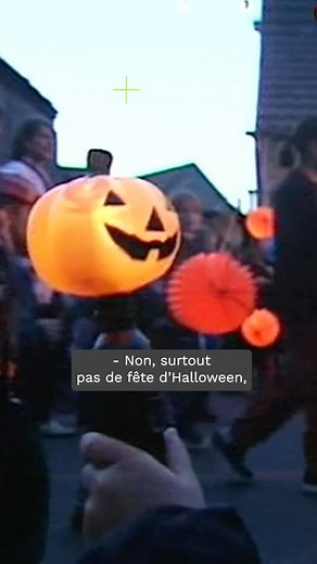 « C’est la fête du potiron, elle est bien française et alsacienne, et on ne veut pas que les autres viennent nous américaniser ». 🎃En 1999, en Alsace, dans les rues de Logelheim, on célèbrait, non pas Halloween mais le potiron ! . . . #potiron #alsace #fete #halloween #voyage #france #region #tradition #village #amerique #archives #tele | GEO France