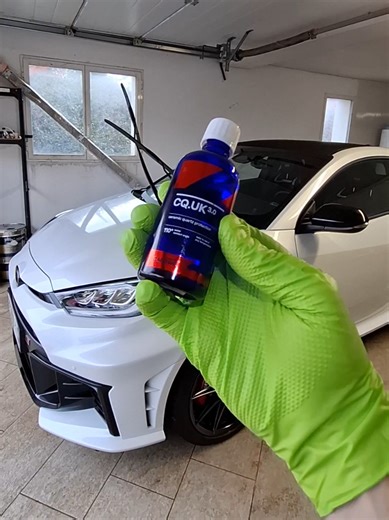 Toyota Yaris GR 🫧🔫 Aujourd’hui, je m’occupe d’une Toyota Yaris GR pour un traitement céramique complet. Objectif : protection maximale et brillance extrême sur la carrosserie, les vitres et les jantes ✨️ 💎 Préparation & décontamination complète 💎 Application céramique haute performance CARPRO 💎 Traitement hydrophobe des vitres 💎 Protection céramique des jantes 💎 Finition glossy avec le RELOAD 2.0 Résultat : ✅️ Brillance profonde ✅️ Effet déperlant intense ✅️ Protection longue durée ✅️ Ent