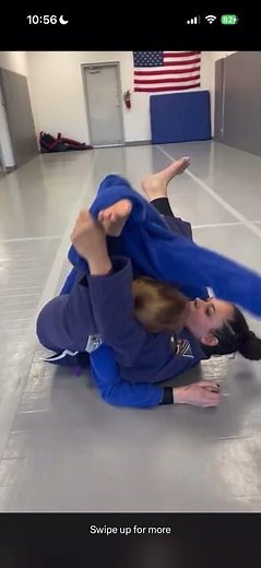 Girl demonstrates beautiful mounted triangle #bjj #jiujitsu #trianglechoke #mixedmartialarts