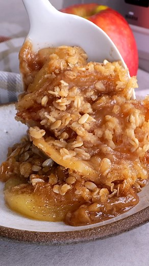 This Slow Cooker Apple Crisp is warm, cozy and so easy to make. It's perfect for Thanksgiving! | Kim's Cravings | Facebook