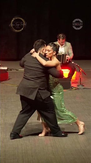 Clarisa Aragon and Sebastian Bolivar - Chique