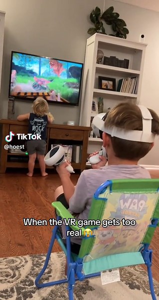 I feel bad for laughing 😭😂 (@Lindsey-Bird) #childhood #kids #vr #scare #funny #hoest