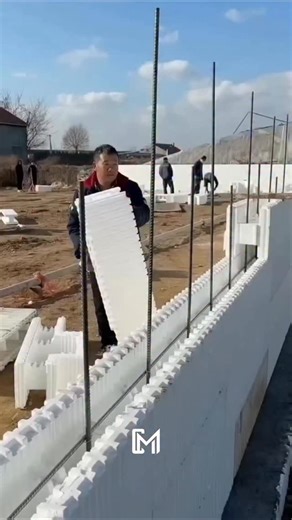 CITÁTY | MOTIVACE | ÚSPĚCH on Instagram: "🏠✨ Dom z termokolu namiesto tehál? Nová stavebná metóda s názvom Insulated Concrete Forms (ICF) používa termokolové bloky vyplnené vystuženým betónom 🧱. ✅ pevnejšie a odolnejšie steny ✅ lepšia izolácia proti hluku a teplu ✅ dlhšia životnosť než klasické tehly 🌍 Táto technológia môže priniesť revolúciu v stavebníctve – efektívnejšie, ekologickejšie a energeticky úspornejšie domy. 👉 Vedel by si si predstaviť bývať v dome z termokolu? #inovacia #stavba 