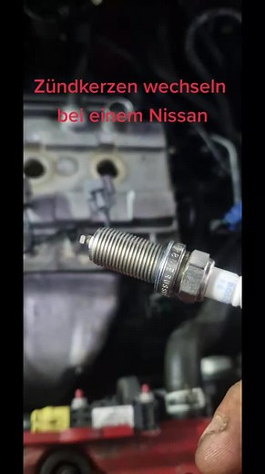 Zündkerzen bei einem Nissan wechseln!!! Inspektion mit Zusatzarbeiten. Ich weiß das man Zündkerzen nicht genauso reinfallen lässt sollte nur zum spaß sein. #Azubi #KFZ #Nissan #foryoupage #handwerker #zündkerzenwechsel