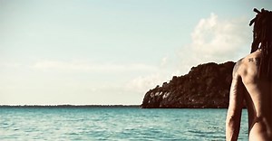 "Ho visto la villa gigante di Lenny Kravitz alle Bahamas. Lui vive così": il racconto in radio