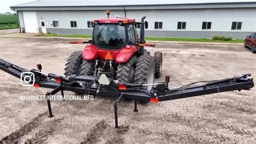Here’s a look at our 40’ narrow Vertical Fold toolbar. All 2026 toolbars are standard with a new gull-wing function that allows you to tip up the wings without needing to fully raise them. This toolbar model is available both as a planter and as a strip-freshener bar. #AgInnovation #PrecisionAg #PlanterTechnology #FarmEquipment | Harvest International, Inc.