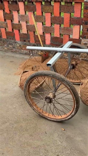 Creative DIY: Metal Pipe + Bicycle Wheels - Homemade Soil Hauling Handcart