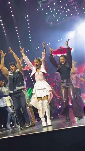 They all are serving perfect Princess energy during this performance! 👑❤️