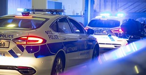 VIDEO - Απόπειρα φόνου στη Λεμεσό: Η βεντέτα με  «φόντο» προστασία και ναρκωτικά - Πλάνα από το κουρείο που διέλυσαν κουκουλοφόροι