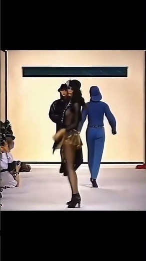 Helena Christensen for Chanel Fall/Winter 1991 FashionShow #runway #catwalktour #fashiondesigner
