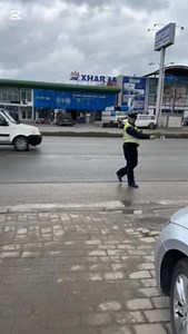 Policia e Rajonit të Prishtinës respektivisht, Njësiti Rajonal i Trafikut rrugor, po vazhdon me implementimin e planeve operative për kontrollin e shtuar në trafik. Në kuadër të këtyre angazhimeve, po vazhdon implementimi i planit "Semafori" në të gjitha rrugët rajonale dhe nacionale të rajonit të Prishtinës. Vetëm sot (09:00 deri në 14:00), janë shqiptuar 62 gjoba , prej tyre për mos respektim të semaforit, janë shqiptuar 15 dhe janë konfiskuar 15 patentë shoferë. Angazhimet për sigurinë në tra