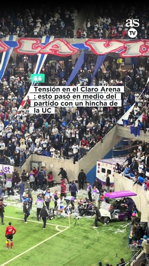 😞 ¡Preocupación en el Claro Arena! En medio del primer tiempo del duelo entre Universidad Católica y Colo Colo, un hincha de la UC tuvo que ser asistido de emergencia por un problema de salud. Los propios jugadores cruzados, el cuerpo médico y los guardias de seguridad, ayudaron a trasladar a la persona a la ambulancia… #loscruzados #colocolo #futbolchileno #chile
