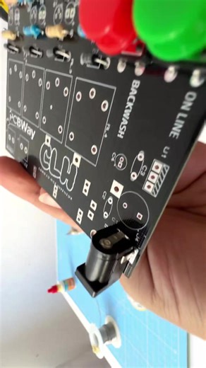 Capacitores del filtro Así funcionan el capacitor cerámico 104 y los capacitores electrolíticos en la tarjeta PCB del filtro de agua, eliminando ruido y estabilizando el voltaje del sistema. #Electronica #PCB #Capacitores #FiltroDeAgua #DIY