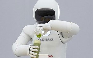 Novo robô Asimo está mais autônomo, rápido e agora serve seu café da manhã