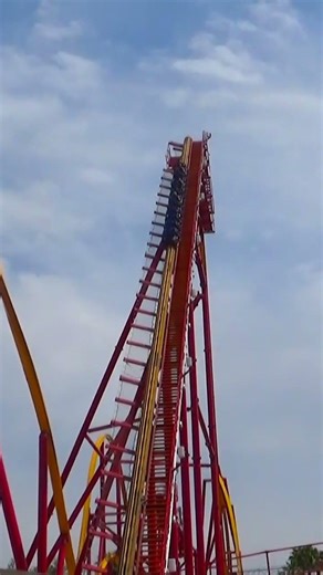 The COOL Lift Hill of Wonder Woman at Magic Mountain