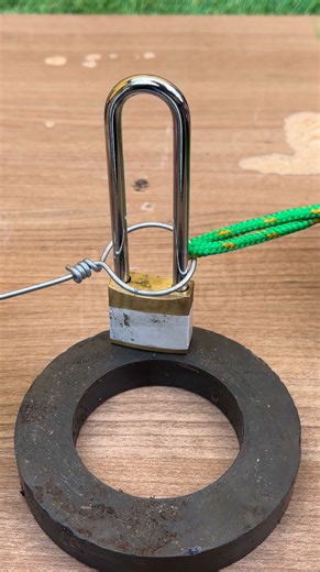 28K views · 63 reactions | The rope-through-the-padlock trick no one revealed before A simple method that solves tough situations instantly! #USA #DIYHack #PapainhaTips | Experts DIY | Facebook