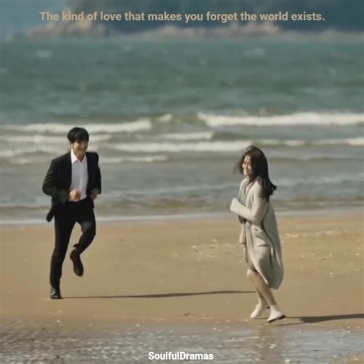 Love that makes you forget the world exists... 🎀😩 #kdrama #k2 #jichangwook #yoona #beach #moments