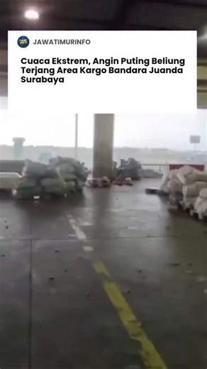 Jawa Timur Info on Instagram: "Surabaya – Suasana mencekam terjadi pada tanggal 8 Januari 2026 ,di area kargo Bandara Internasional Juanda, Surabaya, saat angin puting beliung menerjang kawasan tersebut di tengah hujan deras. Sebuah video amatir yang direkam oleh petugas di lokasi memperlihatkan kekuatan angin yang memporak-porandakan fasilitas di area terbuka. ​Dalam rekaman tersebut, terlihat tumpukan karung-karung kargo dan peralatan ground handling yang berada di depan gudang penyimpanan tak