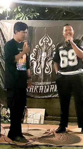 Awan Gunawan on Instagram: "Kemaren gue nyuruh Dinda buat stand up lagi, karena udah 10 taon dia vakum. Terakhir Dinda stand up itu taon 2016 gaes, seminggu sebelom ngelahirin Piyuy, anak bontot kami. Ya. Seminggu sebelom lahiran di 2016 itu, gue dan Dinda ikutan lomba stand up comedy, demi ngedapetin hadiah duit 2 juta buat biaya lahiran. Waktu itu keadaan gue emang lagi miskin banget karena abis bangkrut. Yang saking miskinnya, sekedar buat biaya lahiran Dinda aja gue gak punya. Alhamdulillahn