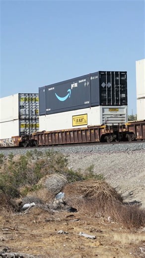 Massive BNSF Freight Train Loaded With Shipping Containers #trainvideos #railfan