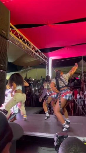 Christmas present X Baphi ❤️ ‪@UNCLEWAFFLES.‬ #amapianovibessa #amapiano #amapianodance #dance