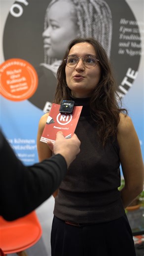 Heuer sind wir zum ersten Mal auf der Buch Wien und haben die Gelegenheit genutzt, eine kleine Umfrage zu starten: Inwiefern prägen Bücher politische Meinungen? Und welche politischen Bücher stehen bei den Besucher:innen derzeit hoch im Kurs? Denn politische Meinungen entstehen nicht im luftleeren Raum – sie verweisen auf konkrete gesellschaftliche Verhältnisse und prägen unser Zusammenleben. Die Gespräche auf der Messe zeigen, wie sehr politische Literatur hilft, solche Zusammenhänge sichtbar z