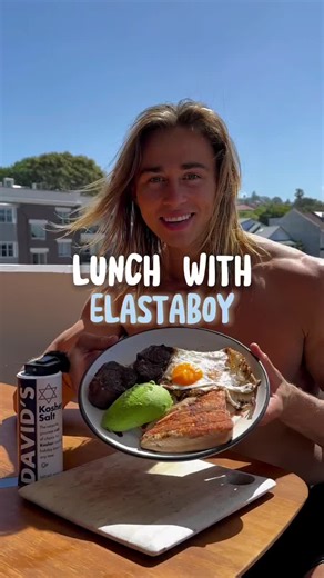 WHAT I EAT FOR LUNCH 😋 Whole foods ⬇️ Salmon 🍣 | 190g Beef eye fillet 🥩 | 190g Whole eggs 🍳 | 2 Avocado 🥑 | Half Breakdown ⬇️ Protein: 86g Carbs: 7g fats: 31g Total Calories: 750 cal 📝 A beautiful protein & healthy fat packed lunch! I had this post workout. Giving me the micros and macros I need to keep me satiated and fuel my muscle and strength building goals. Work with me to become ageless - link in bio.