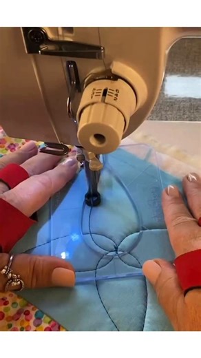 Transforme seu quilting com precisão e fluidez! Neste vídeo você vai ver como as Réguas Márcia Baraldi facilitam a criação de curvas perfeitas, linhas consistentes e detalhes que elevam qualquer peça. Simples de usar, versáteis e feitas para dar segurança na costura — é só posicionar, deslizar e encantar! 💖🧵 #quilting #quilterdesucesso #costuracriativa #patchwork #rulerworkquilting | Marcia Baraldi Quilter