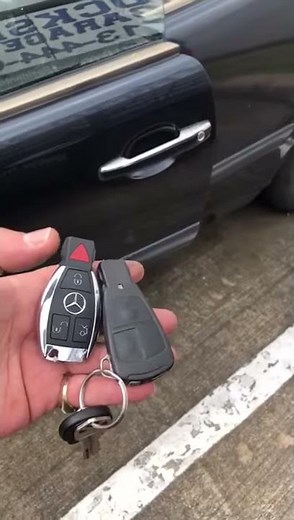 Mercedes Benz CLK 320 1999 Bad Key Replacement With New Key. www.nateslocksmithandgaragedoors.com