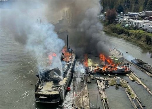 Fire on Columbia River sinks boat, destroys floating pier