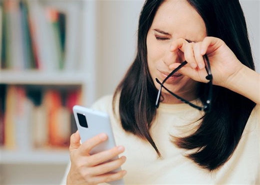 1 Hour of Smartphone Scrolling Causes Eye Strain