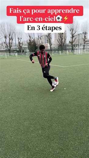 Apprend l’arc en ciel en 3 étapes ⚽️🔥🔥. Dis moi en commentaire si tu a réussi 👀 #pourtoiii #tuto #skills #footballer #technique