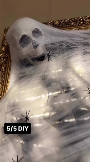 🎃👻5️⃣ DIY HALLOWEEN IDÉER🕷️🕯️ Halloween nærmer sig, og her får i 5 nemme DIY’s, som både børn og voksne kan lave sammen 🧡 1️⃣ Medusa-krukke 🐍 Tag en hovedformet potte 🪴 og lim plastikslanger fast i toppen med limpistol. Resultatet? En uhyggelig Medusa-effekt, hvor slangerne bliver til hår – perfekt som centerpiece eller pynt på bordet. 2️⃣ Ballon-øje 👁️ Pust en sort ballon op og sæt en hvid ballon udenpå. Klip et lille hul i den hvide, så den sorte titter frem = en pupil. Tegn årer med e