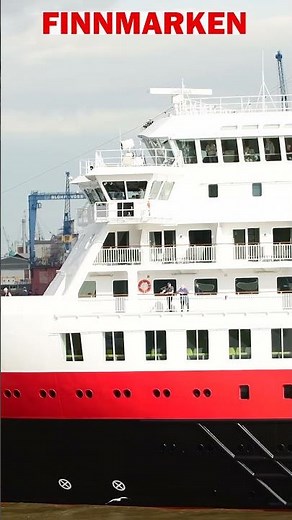 Das Kreuzfahrtschiff "FINNMARKEN" von Hurtigruten verlässt das Cruise Terminal in Hamburg
