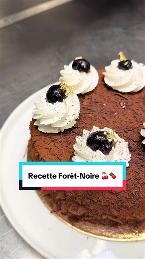 Ma recette de la Forêt-Noire 🍒🍫 Écris « ebook » en commentaire pour recevoir le lien de mon site automatiquement dans tes messages privés 🔗 Les ingrédients pour une Forêt-Noire 24 cm Sirop Forêt-Noire : \t•\t200 g de sirop amarena \t•\t100 g d’eau \t•\t50 g de kirsch Chantilly : \t•\t500 g de crème liquide 35 % \t•\t50 g de sucre \t•\t1 gousse de vanille (facultatif) \t•\t100 g de mascarpone Confit de cerises : \t•\t300 g de cerises surgelées \t•\t4 g d’agar-agar \t•\t50 g de sucre Autres ing