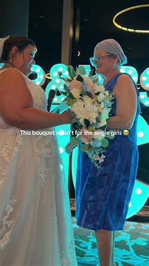 The bouquet toss rewrite we all needed 🥹 Content by me @veroamoremoments Follow for more wedding content Gold Coast based 🥰